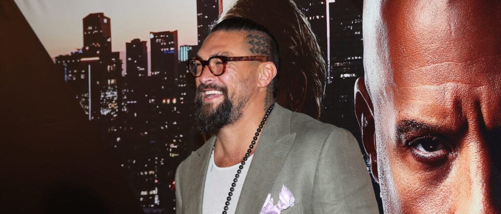 fact-check:-no,-jason-momoa-did-not-expose-a-maui-donation-scam-by-oprah-winfrey-and-dwayne-johnson