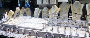 video-shows-thieves-brazenly-loot-jewelry-store-in-daylight-heist