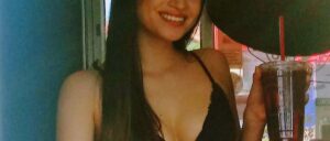 bikini-barista-smashes-man’s-windshield-with-hammer-after-he-throws-drink-at-her,-video-shows