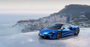 mclaren’s-artura-spider-hybrid-is-all-performance,-and-all-party