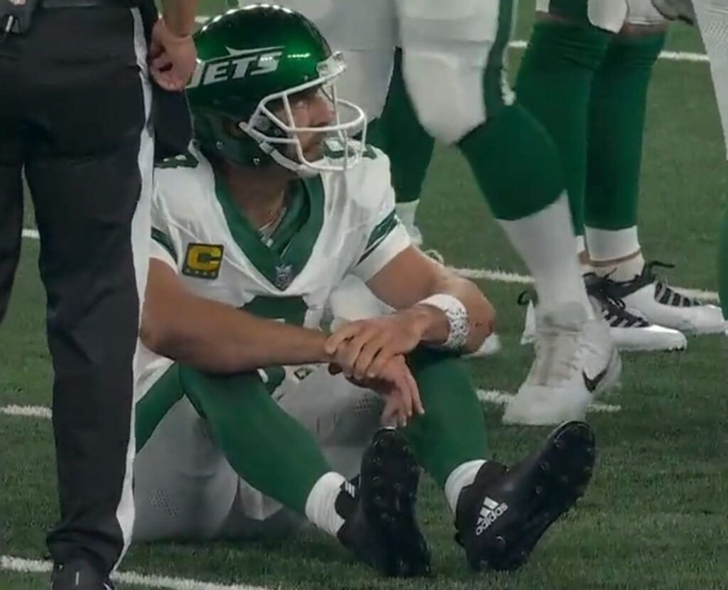 aaron-rodgers-“out-for-season”-with-achilles-tear-–-jets’-lose-$75-million-in-contract-guarantees-|-the-gateway-pundit-|-by-brian-lupo