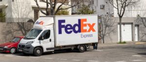 video-shows-two-men-running-to-allegedly-steal-the-same-fedex-delivery