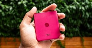 the-iconic-hot-pink-razr-is-back—now-with-ai