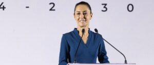 fact-check:-does-this-photo-show-claudia-sheinbaum-holding-up-a-menorah?