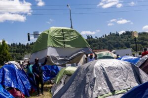 asylum-seekers-camped-out-next-to-kent-freeway-demanding-housing-–-washington-examiner