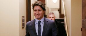 fact-check:-image-claims-to-show-‘f***-trudeau’-signs-at-hockey-game