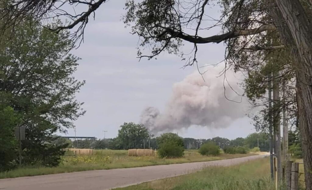 explosion-of-train-car-carrying-perchloric-acid-triggers-four-mile-evacuation-zone-in-nebraska,-sky-filled-with-toxic-smoke-(video)-|-the-gateway-pundit-|-by-jim-hᴏft