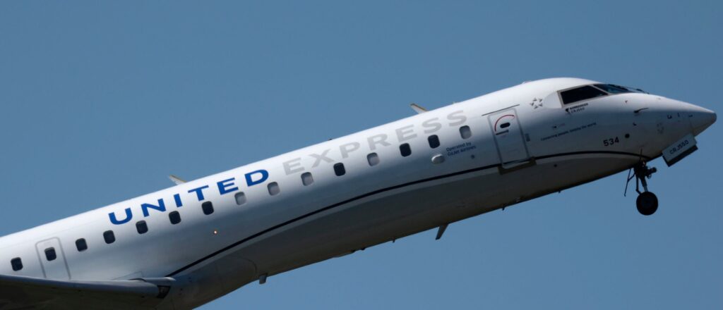 united-airlines-flight-suddenly-plummets-28,000-feet-in-eight-minutes