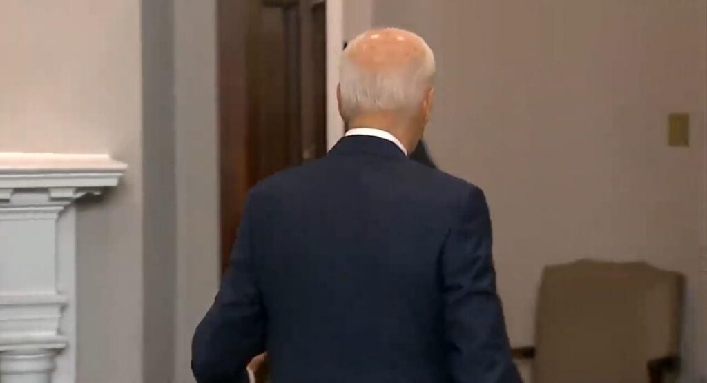 “should-hunter-get-a-pardon?”-–-biden-walks-away-and-shuts-door-on-reporter-asking-questions-about-hunter-indictment-(video)-|-the-gateway-pundit-|-by-cristina-laila
