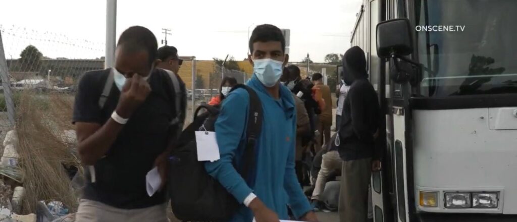 agents-release-hundreds-of-migrants-as-numbers-swell-along-southern-border-near-san-diego