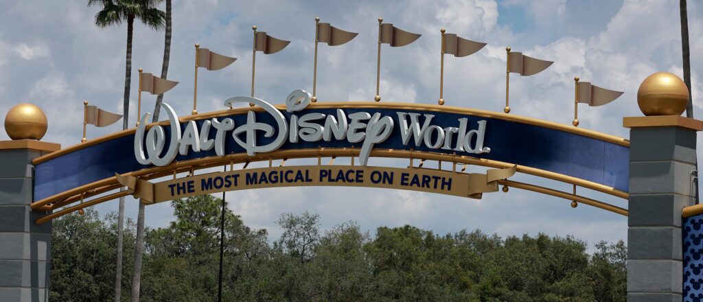 bear-spotted-at-disney-world,-forcing-parts-of-magic-kingdom-to-close