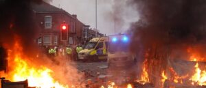 fact-check:-does-this-video-show-british-police-raiding-the-home-of-an-anti-immigration-protester?