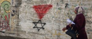 vandals-deface-university-coo’s-home-with-hamas-symbols,-new-york-gov.-kathy-hochul-responds