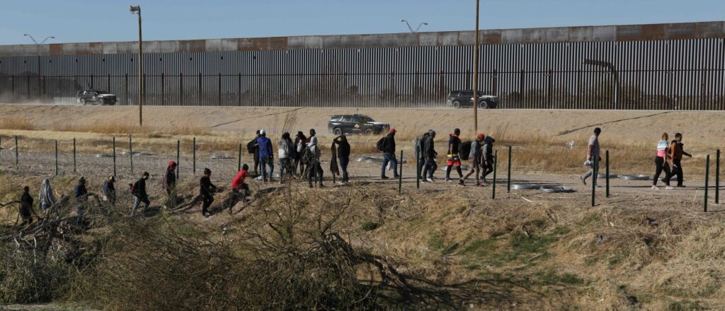 over-2,000-migrants-cross-into-eagle-pass-in-one-night
