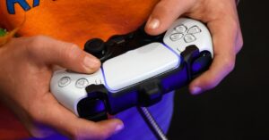 thousands-of-people-are-playing-valve’s-secret-new-shooter-right-now