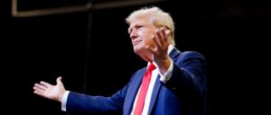 fact-check:-no,-video-does-not-show-donald-trump-waving-to-nobody