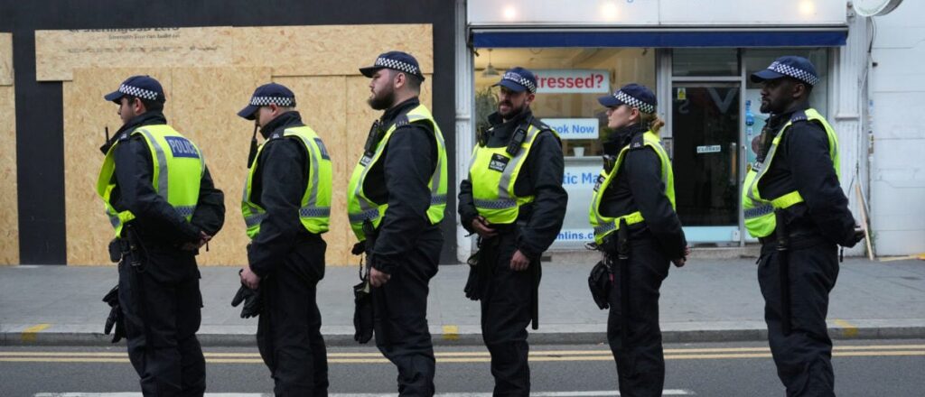 fact-check:-viral-x-image-purporting-to-show-uk.-police-bowing-to-muslims-is-ai-generated