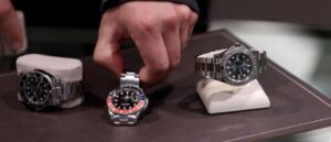 video-shows-clumsy-thieves-struggling-to-break-into-jewelry-store-with-sledgehammers