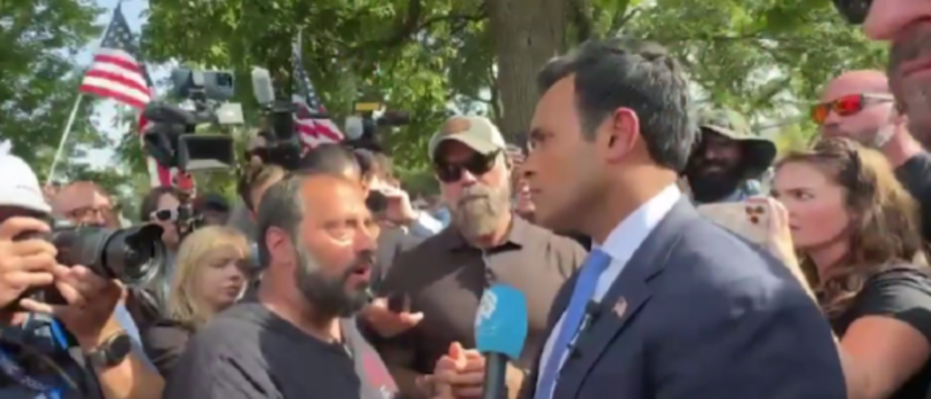 ‘racists-aren’t-welcome-here!’:-dnc-mob-led-by-hamas-supporter-tries-to-intimidate-vivek-ramaswamy