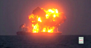 up-in-flames:-houthi-attack-blows-up-greek-oil-tanker-in-the-red-sea-(video)