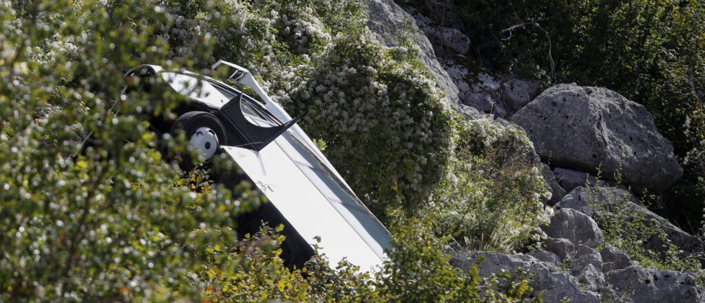 2-killed,-at-least-5-critically-injured-after-bus-carrying-high-schoolers-crashes-on-highway
