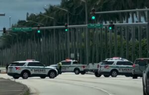 breaking:-attempted-assassination:-gunman-pushed-rifle’s-muzzle-through-fence-line-at-trump-golf-club-before-secret-service-agents-fired-|-the-gateway-pundit-|-by-cristina-laila