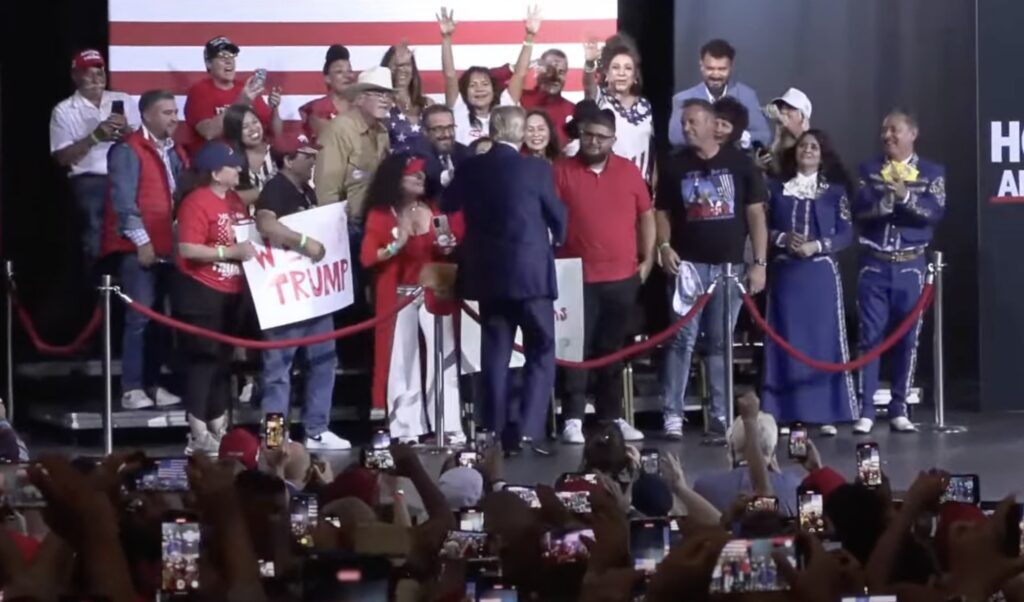 breaking:-20-supporters-seated-behind-trump-onstage-rushed-to-er-with-‘blurred-vision’-and-‘eye-burns’-after-rally-in-tucson,-arizona-|-the-gateway-pundit-|-by-jim-hᴏft