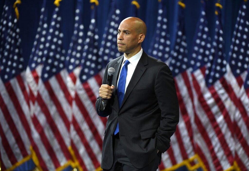 fact-check:-no,-this-photo-does-not-show-cory-booker-wearing-pink-short-shorts