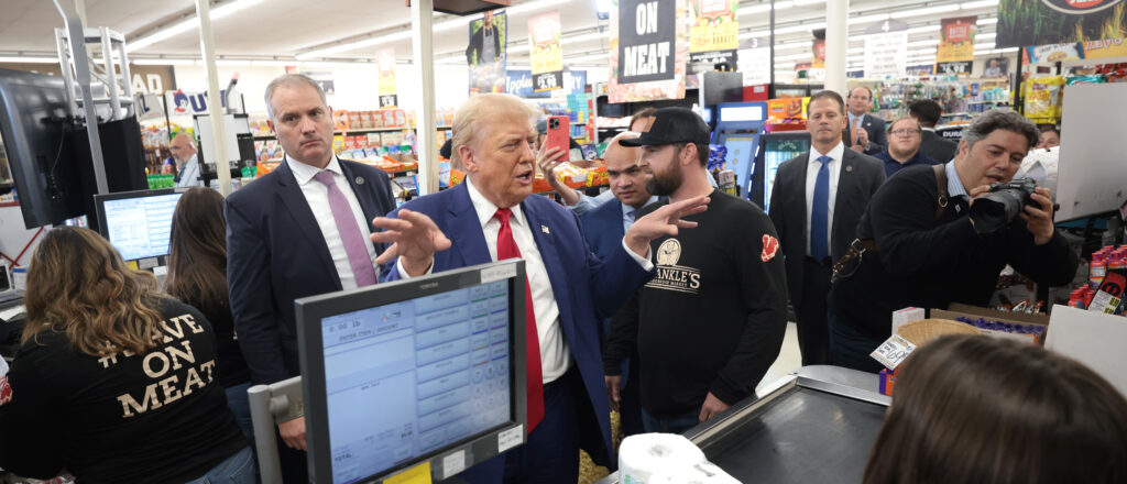 trump-hands-mom-in-pennsylvania-$100-to-help-pay-for-her-groceries-during-campaign-stop