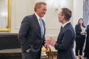 former-gop-arizona-senator-jeff-flake-endorses-kamala-harris-–-washington-examiner