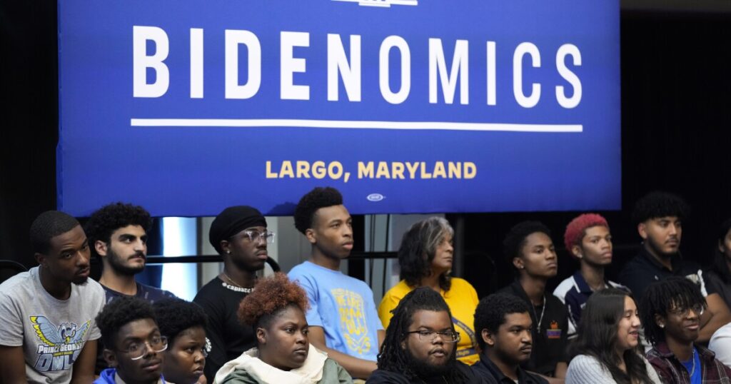 democrats-deny-‘maganomics’-focus-is-a-concession-‘bidenomics’-is-not-resonating