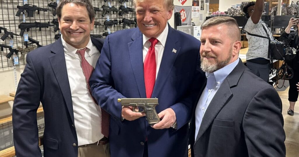 epic!-trump-buys-new-glock-in-south-carolina-before-speaking-at-event-(video)-|-the-gateway-pundit-|-by-jordan-conradson