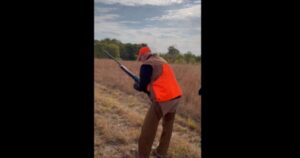 what’s-wrong,-doc?-–-self-described-‘hunter’-tim-walz-looks-like-elmer-fudd-while-trying-to-load-his-gun-and-gets-destroyed-on-social-media-(video)-|-the-gateway-pundit-|-by-cullen-linebarger