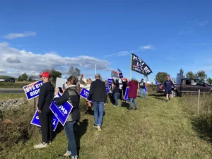 walz-greeted-by-maga-protesters-during-visit-to-butler-–-washington-examiner