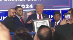 president-trump-is-awarded-a-certificate-of-appreciation-from-the-muslim-mayor-of-hamtramck,-michigan-—-the-only-muslim-majority-city-in-america-today-(video)-|-the-gateway-pundit-|-by-jim-hoft