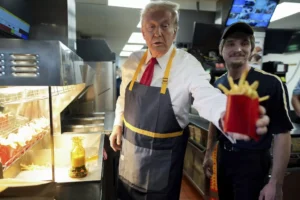 trump-dons-an-apron-at-mcdonald’s-to-sling-fries-for-customers-–-washington-examiner