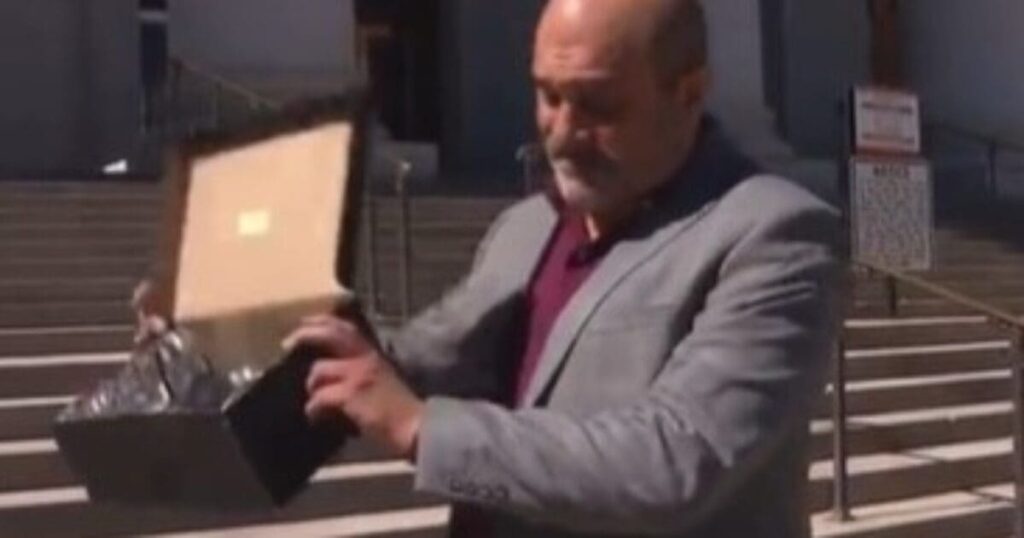denver-radio-host-scoops-up-homeless-person’s-poop-found-outside-his-business-and-dumps-it-on-denver-city-building-steps-(video)-|-the-gateway-pundit-|-by-anthony-scott