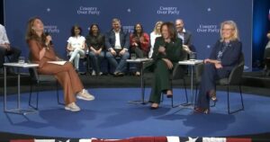 moderator-admits-audience-can’t-ask-questions-at-kamala’s-fake-town-hall-with-liz-cheney-because-the-questions-are-“pre-determined”-(video)-|-the-gateway-pundit-|-by-cristina-laila