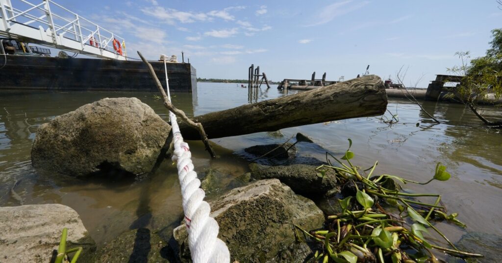 new-orleans-braces-for-salt-in-water-supply-along-drought-stricken-mississippi-river