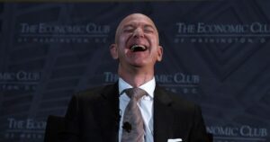 mayhem-at-washington-post-after-bezos-kills-harris-endorsement-–-staff-threatening-to-quit-and-denounce-company-|-the-gateway-pundit-|-by-ben-kew