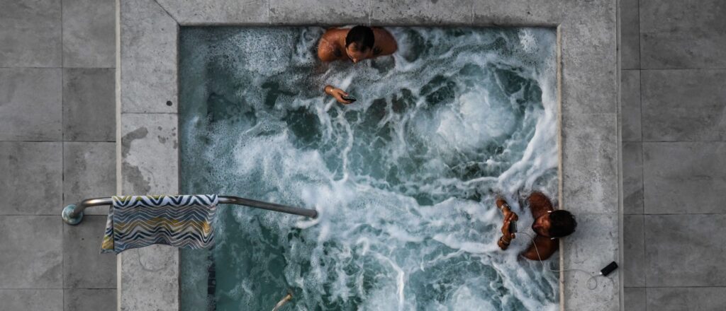 ‘it’s-my-birthday-today!’:-police-arrest-man-for-allegedly-touching-himself-in-resort’s-hot-tub