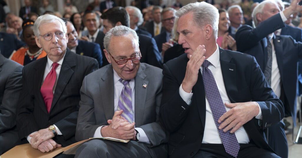 uaw-strike:-schumer-joins-picketers-in-new-york:-‘gonna-fight-until-we-win’