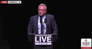 “go-out-to-the-polls-on-tuesday-and-make-sure-we-all-ride-a-big-garbage-truck-to-washington-dc!”-–-robert-kennedy,-jr.-brings-the-house-down-in-arizona-–-calls-out-legacy-media,-big-pharma,-and-elites-at-tucker’s-az-rally-|-the-gateway-pundit-|-by-jim-hof