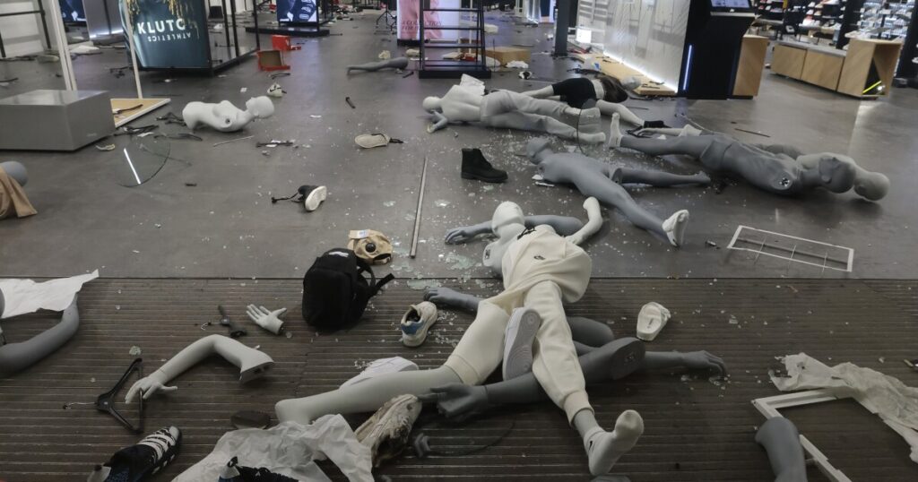 philadelphia-police-arrest-over-a-dozen-teenagers-looting-lululemon-and-apple