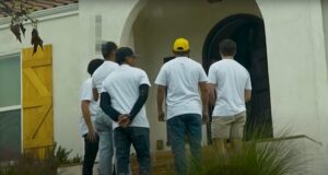 watch-the-reactions-of-kamala-harris-supporters-in-california-when-man-posing-as-a-harris-staffer-shows-up-to-their-homes-with-supposed-‘illegal-aliens’-(video)-|-the-gateway-pundit-|-by-cullen-linebarger