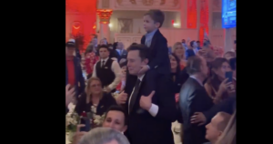 beaming-elon-musk-enters-mar-a-lago-with-son-“lil-x”-on-shoulders:-“the-future-is-gonna-be-so-lit!”-