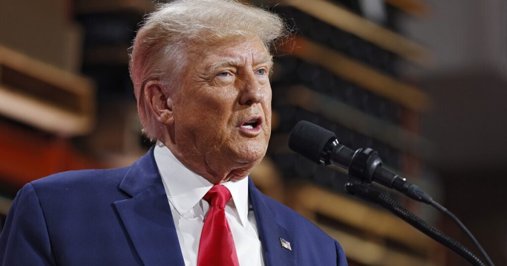 trump-slams-biden’s-electric-vehicle-mandate-forcing-truckers-to-go-‘all-electric’:-‘whole-thing-is-crazy’