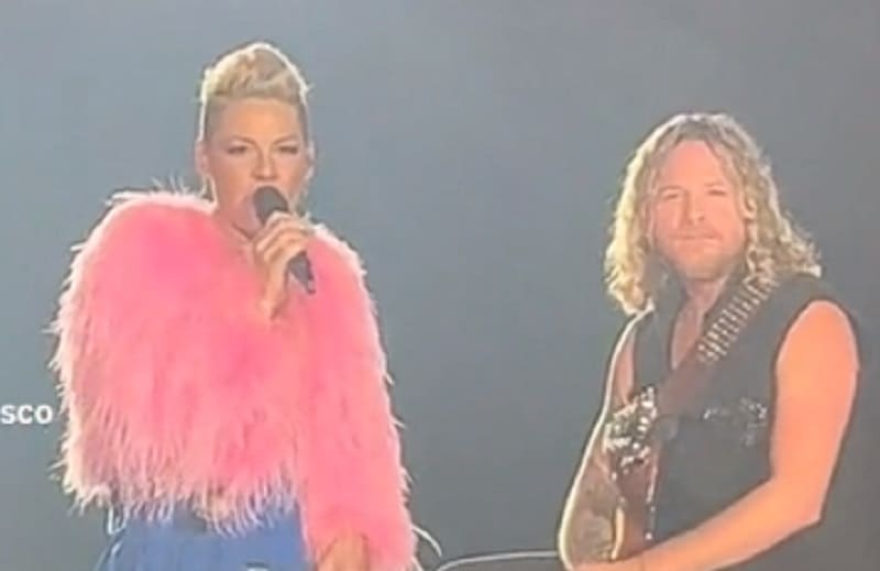 watch:-pop-singer-pink-has-full-blown-tantrum-over-concert-attendee’s-anti-circumcision-message-on-his-phone-|-the-gateway-pundit-|-by-cassandra-macdonald