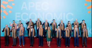 joe-biden-humilated-during-apec-photo,-relagated-to-back-corner-as-china’s-xi-jinping-takes-center-stage-|-the-gateway-pundit-|-by-margaret-flavin