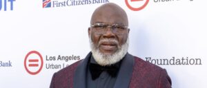 video-shows-famous-pastor-bishop-td-jakes-experiencing-medical-emergency-during-sermon